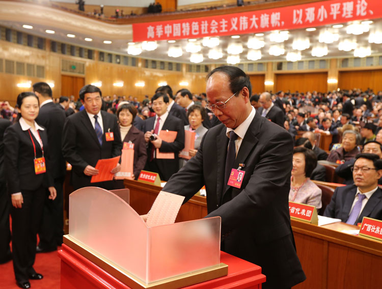組圖：十八大代表投票選舉中央委員會(huì)委員、候補(bǔ)委員和中央紀(jì)律檢查委員會(huì)委員