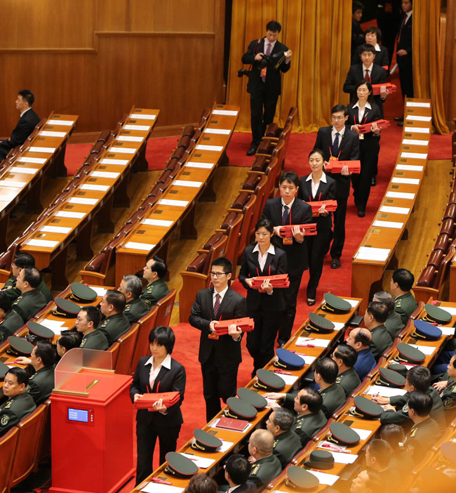 組圖：十八大代表投票選舉中央委員會(huì)委員、候補(bǔ)委員和中央紀(jì)律檢查委員會(huì)委員
