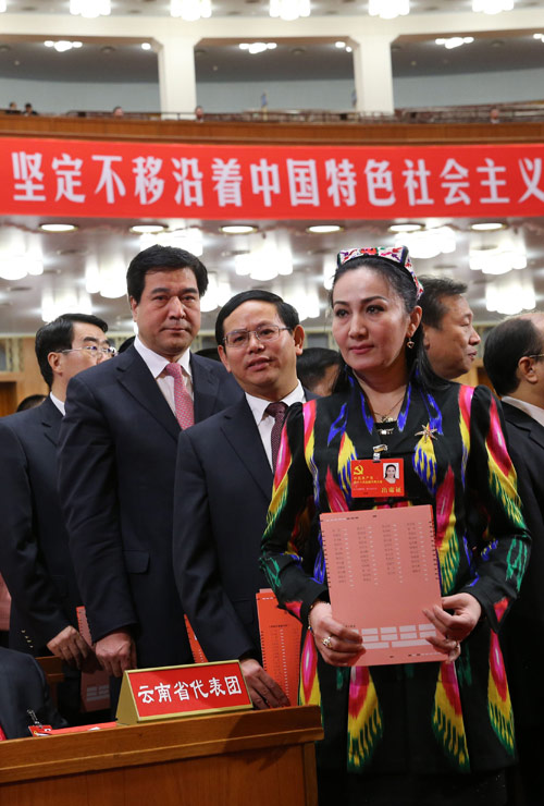 組圖：十八大代表投票選舉中央委員會(huì)委員、候補(bǔ)委員和中央紀(jì)律檢查委員會(huì)委員