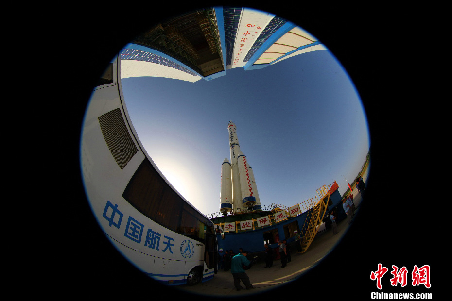 神舟十號飛船轉(zhuǎn)運至發(fā)射區(qū)(高清)