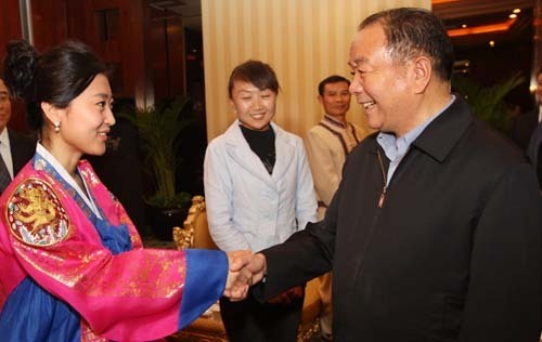 王樂泉會見全國民族團結(jié)進步模范事跡報告團