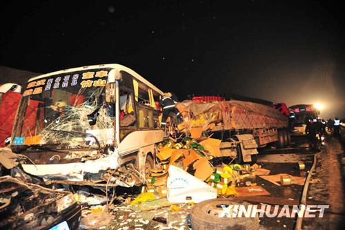 湖北漢十高速連環(huán)撞車已有7人死亡 14人受傷