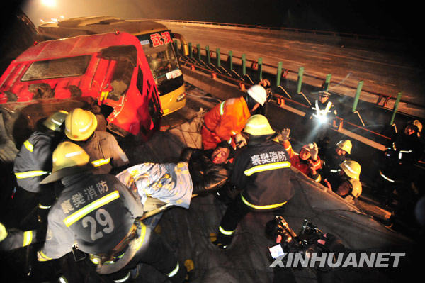 湖北漢十高速連環(huán)撞車已有7人死亡 14人受傷