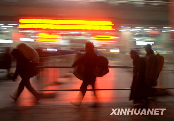 回家路上：2010年全國(guó)鐵路春運(yùn)進(jìn)行時(shí)（組圖）
