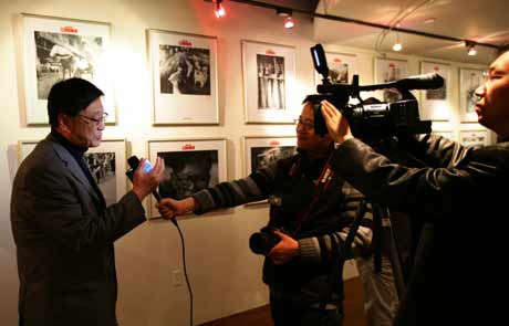 《百名攝影記者聚焦中國(guó)》畫(huà)冊(cè)圖片展在美國(guó)紐約揭幕