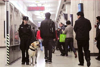 北京地鐵安保全面升級(jí) 民警攜犬地鐵巡邏