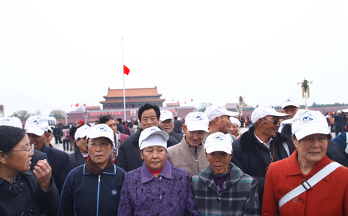 北京天安門降半旗 首都市民悼念玉樹同胞