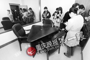 重慶打黑辦案區(qū)揭秘:墻壁貼海綿坐椅是測謊儀(圖)