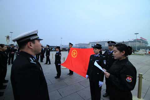 北京南站鐵警組織青年民警、安檢員開展紀(jì)念五四運(yùn)動(dòng)91周年活動(dòng)