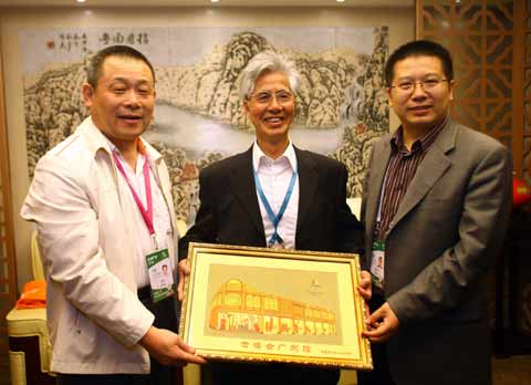 世博中國(guó)館總設(shè)計(jì)師攜全家參觀世博園(組圖)