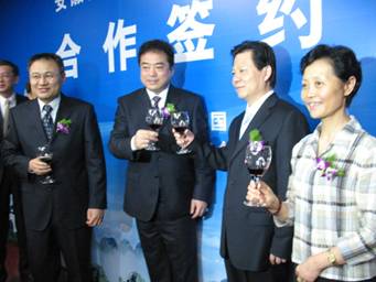 安徽郵政公司與安徽省旅游局簽署合作諒解備忘錄安徽旅游、郵政攜手 共創(chuàng)旅游新時(shí)代