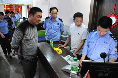 河南固始警方強(qiáng)力開(kāi)展網(wǎng)吧、旅館等行業(yè)安全檢查整治行動(dòng)