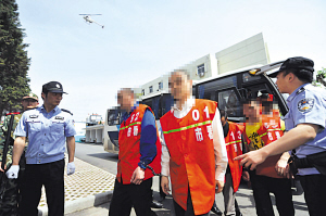 南京轉(zhuǎn)移千名在押人員 直升機(jī)空中警戒(圖)
