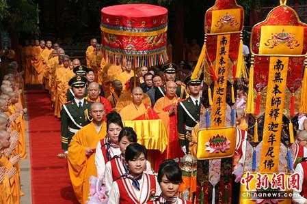 南京阿育王塔佛頂骨舍利面世(組圖)