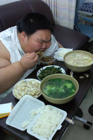 “中國第一胖”梁用在醫(yī)院的日子