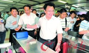 廣州市長“站”地鐵上班：比平時(shí)坐車節(jié)約10分鐘
