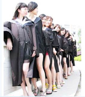 名校女生畢業(yè)照集體露大腿引爭(zhēng)議 網(wǎng)民態(tài)度不一（組圖）