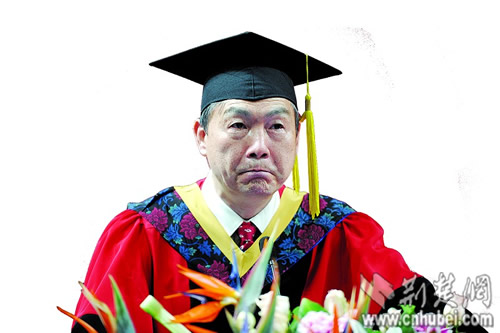 畢業(yè)典禮校長講話串聯(lián)熱詞 7700學子喊“根叔”