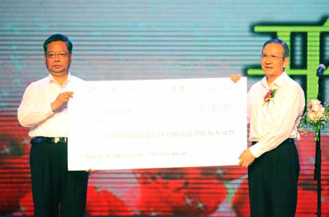 上海人民向福建災(zāi)區(qū)捐款500萬(wàn)元人民幣(圖)