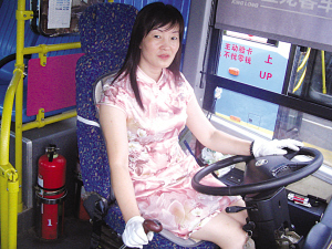 南京美女司機(jī)穿旗袍開公交車引轟動(dòng) 6件換著穿(圖)
