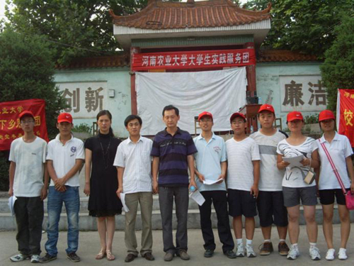 河南農(nóng)大學子暑期下鄉(xiāng)為農(nóng)民排憂解難