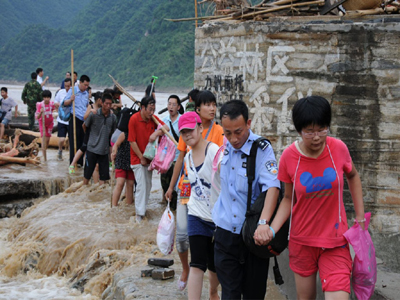 河南西峽縣：狂風(fēng)暴雨中107位游客一個都不少