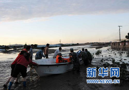 解放軍和武警部隊(duì)出動(dòng)兵力33萬(wàn)人次全力抗洪
