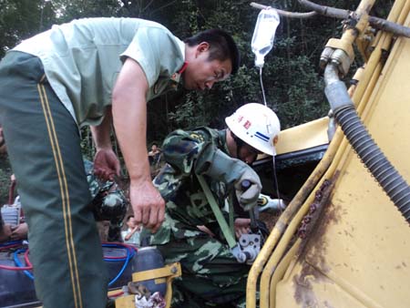 河南新縣消防官兵全力解救被壓司機