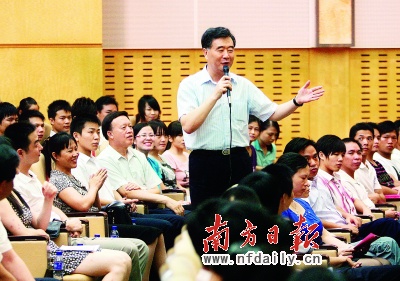汪洋請(qǐng)外來(lái)民工看電影 分享經(jīng)歷：17歲掄過(guò)大錘