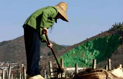 荒唐！陜西華縣一采石場毀壞山體竟刷綠漆“遮羞”