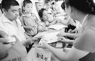 鄭州削平入學(xué)門檻 家長(zhǎng)難報(bào)名堵路下跪(圖)