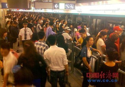 北京地鐵4號(hào)線早高峰再出故障 大量乘客滯留