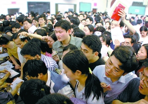公務(wù)員試點(diǎn)招錄農(nóng)民工 高學(xué)歷門檻令其淪為傳說(shuō)