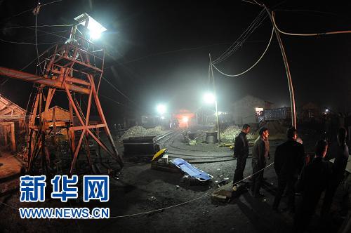 湖南湘潭通宵組織強(qiáng)排水 救援煤礦透水事故被困礦工