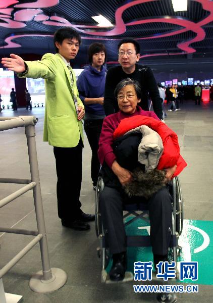 世博會(huì)中國(guó)館續(xù)展首日?qǐng)雒婊鸨?/></p>

<p>12月1日，一位老人坐輪椅經(jīng)過“綠色通道”。續(xù)展期間中國(guó)館為75歲以上老人和特殊人士開放“綠色通道”。新華社記者劉穎攝</p>
</div>
</div>

<div width=