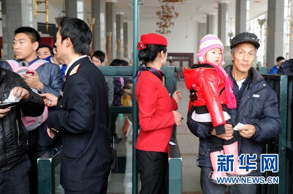 鐵道部:普通列車開車后兩小時(shí)內(nèi)仍可改簽