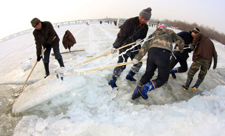 第十二屆哈爾濱冰雪大世界采冰工程全面啟動