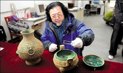 陜西秦墓出土骨頭湯 銅鼎密封嚴未揮發(fā)已存2400年(圖)