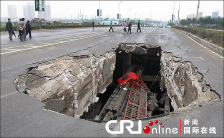 長(zhǎng)春1座大橋橋面塌陷致貨車(chē)墜河