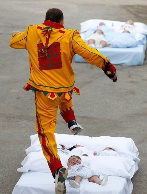 實拍西班牙跨嬰驅(qū)魔的怪異節(jié)日！