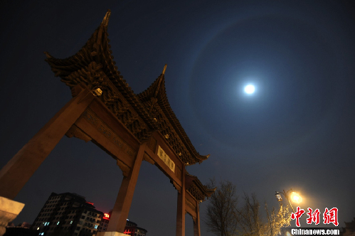 揚(yáng)州夜空現(xiàn)罕見(jiàn)“月暈”奇觀