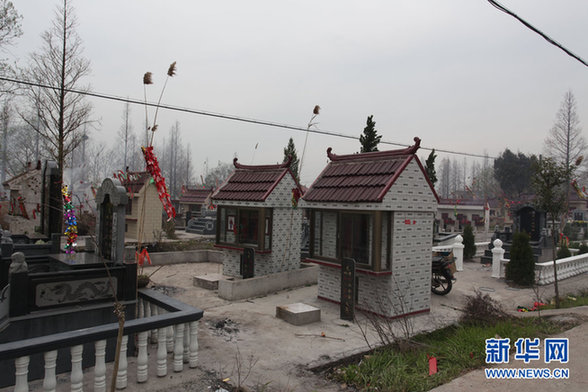 江蘇如東：遠看似豪華別墅 近看方知是墳?zāi)? style=