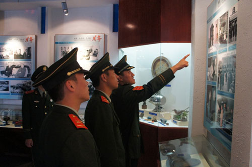 安徽安慶邊檢站開展黨團(tuán)日活動