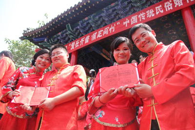周村古商城舉行中國(guó)傳統(tǒng)民俗集體婚禮