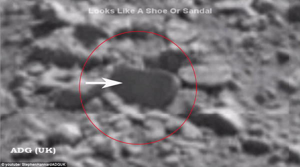 UFO研究者稱發(fā)現(xiàn)類似手指、鞋等形狀火星石塊