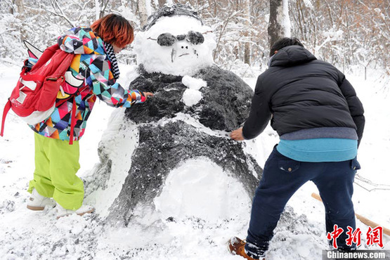 長(zhǎng)春市民堆“鳥叔”雪人 大跳騎馬舞