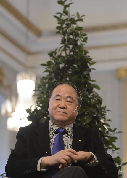 莫言抵達斯德哥爾摩并舉行新聞發(fā)布會
