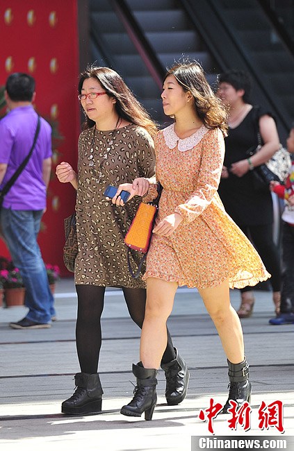 海南氣溫升至30℃ 民眾著夏裝出行