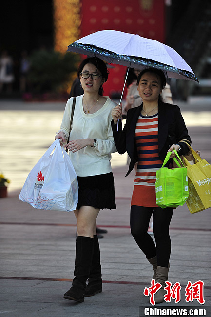 海南氣溫升至30℃ 民眾著夏裝出行