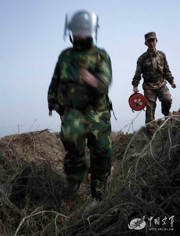 高清：我軍機(jī)場排彈兵曝光 各種排彈裝備悉數(shù)亮相